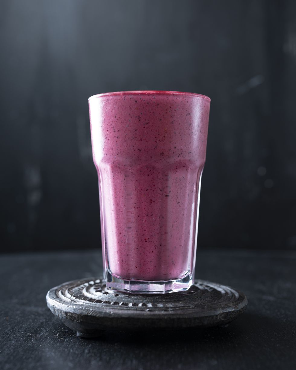 https://hips.hearstapps.com/hmg-prod/images/glass-of-banana-and-mixed-berry-smoothie-royalty-free-image-1657809647.jpg?crop=1xw:0.93781xh;center,top&resize=980:*