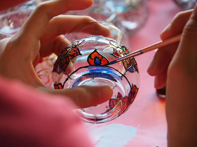 Cómo pintar vidrio de forma fácil con estas manualidades caseras fáciles  para decorar objetos de cristal