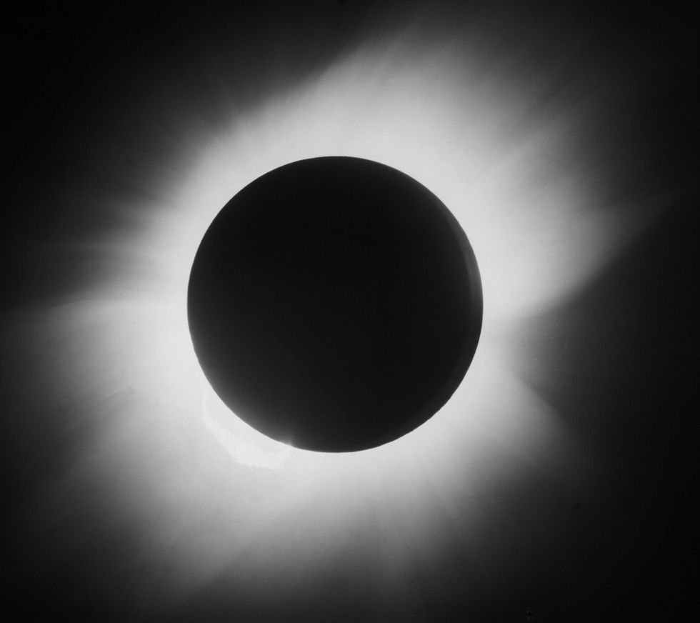 telescope image of a total solar eclipse