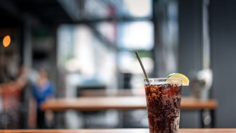 coca cola nel bicchiere sopra un tavolo