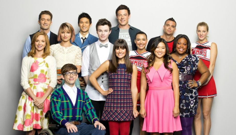 los protagonistas de la serie glee posan