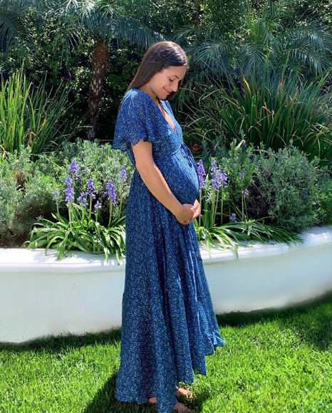 Glee cast member Lea Michele shares baby bump photo