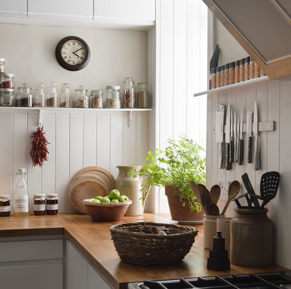 4 Hanging Baskets That Will Save Your Little Kitchen From Big