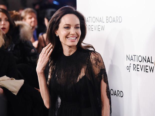 L’ossessione di Angelina Jolie per i vestiti di pizzo neri ha una risposta