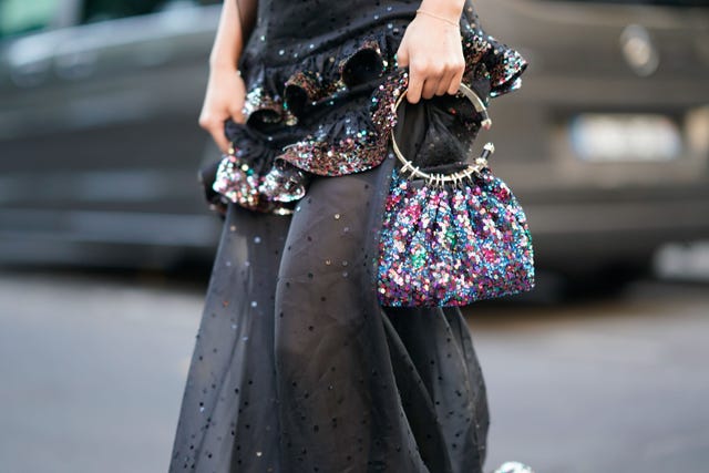 La falda negra satinada que te hará el look perfecto para Nochevieja