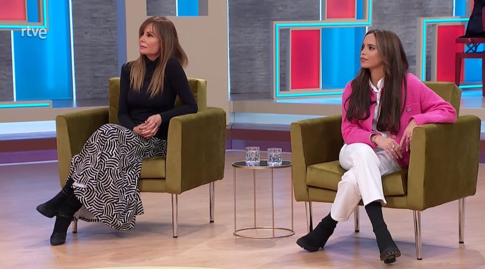 la hija de ortega cano y la de laura valenzuela en el plató de la 1