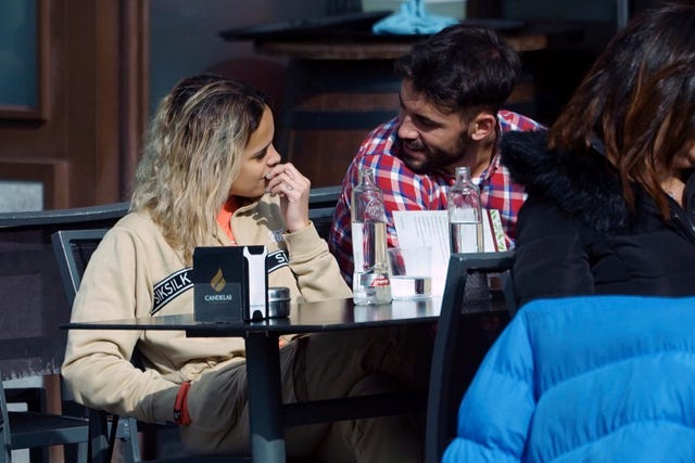 Gloria Camila muy feliz con su novio David y su familia