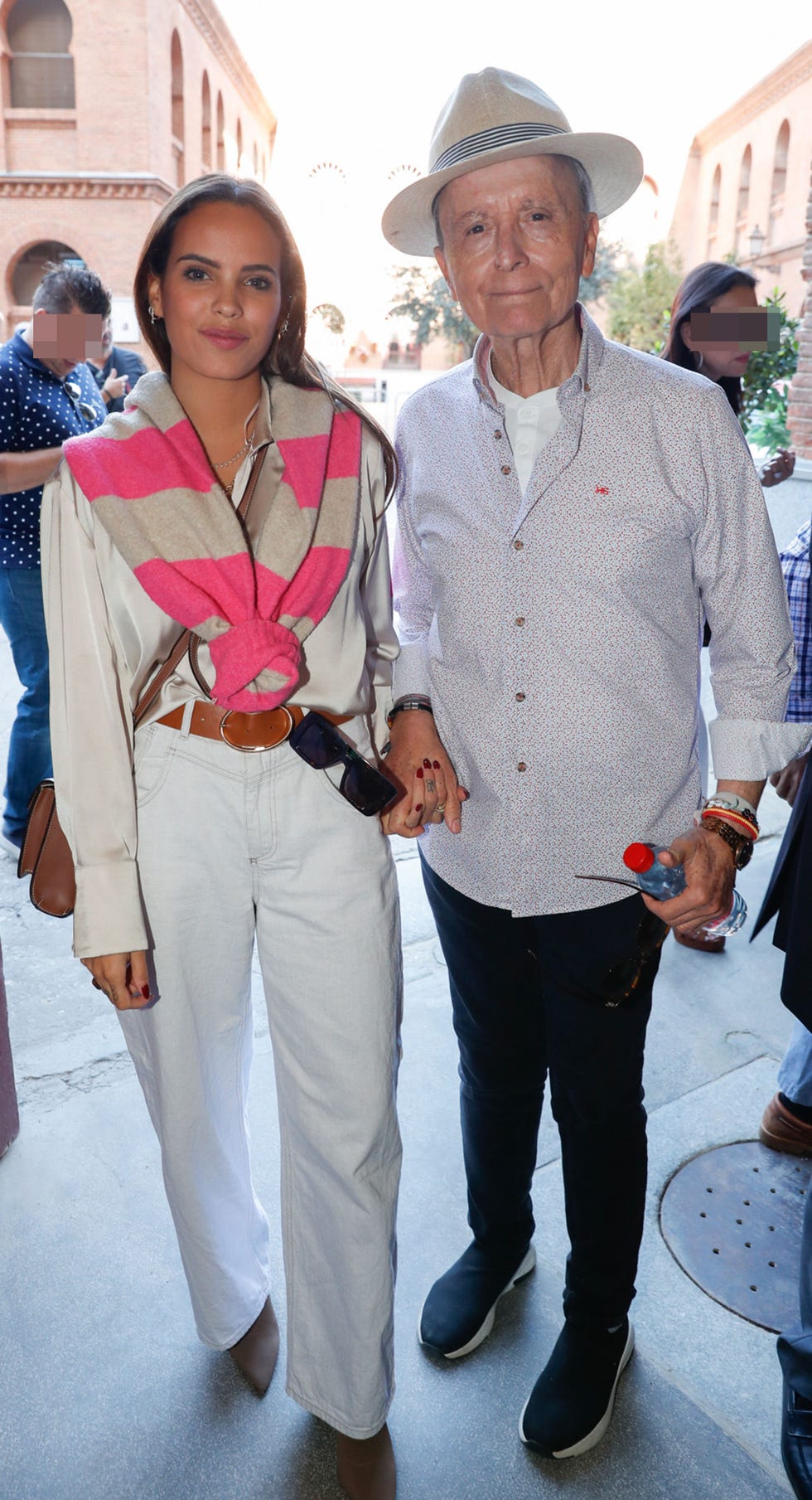 padre e hija cogidos de la mano