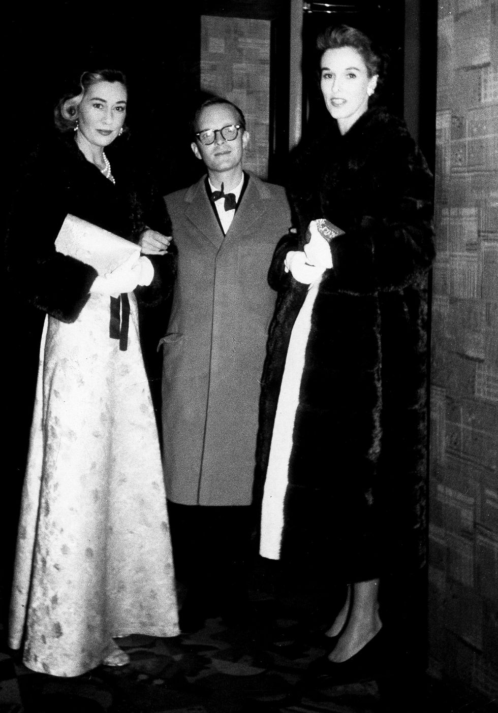 author truman capote holding hands between his friends gloria guinness and barbara paley