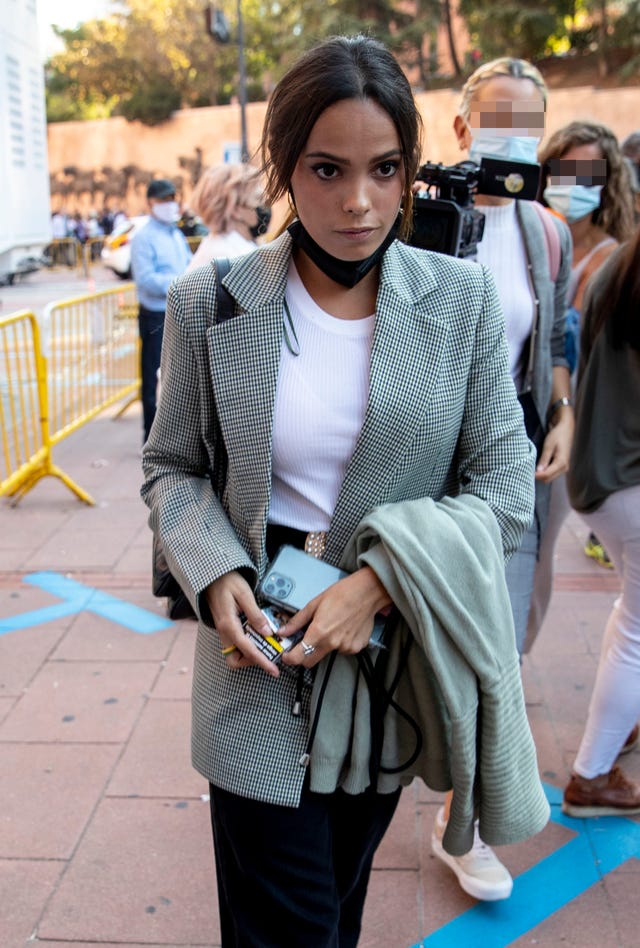 la hija de ortega cano con una americana de cuadros y camiseta blanca