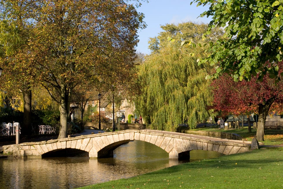 UK, Gloucestershire, Cotswolds, Bourton on the Water, River Windrush, autumn