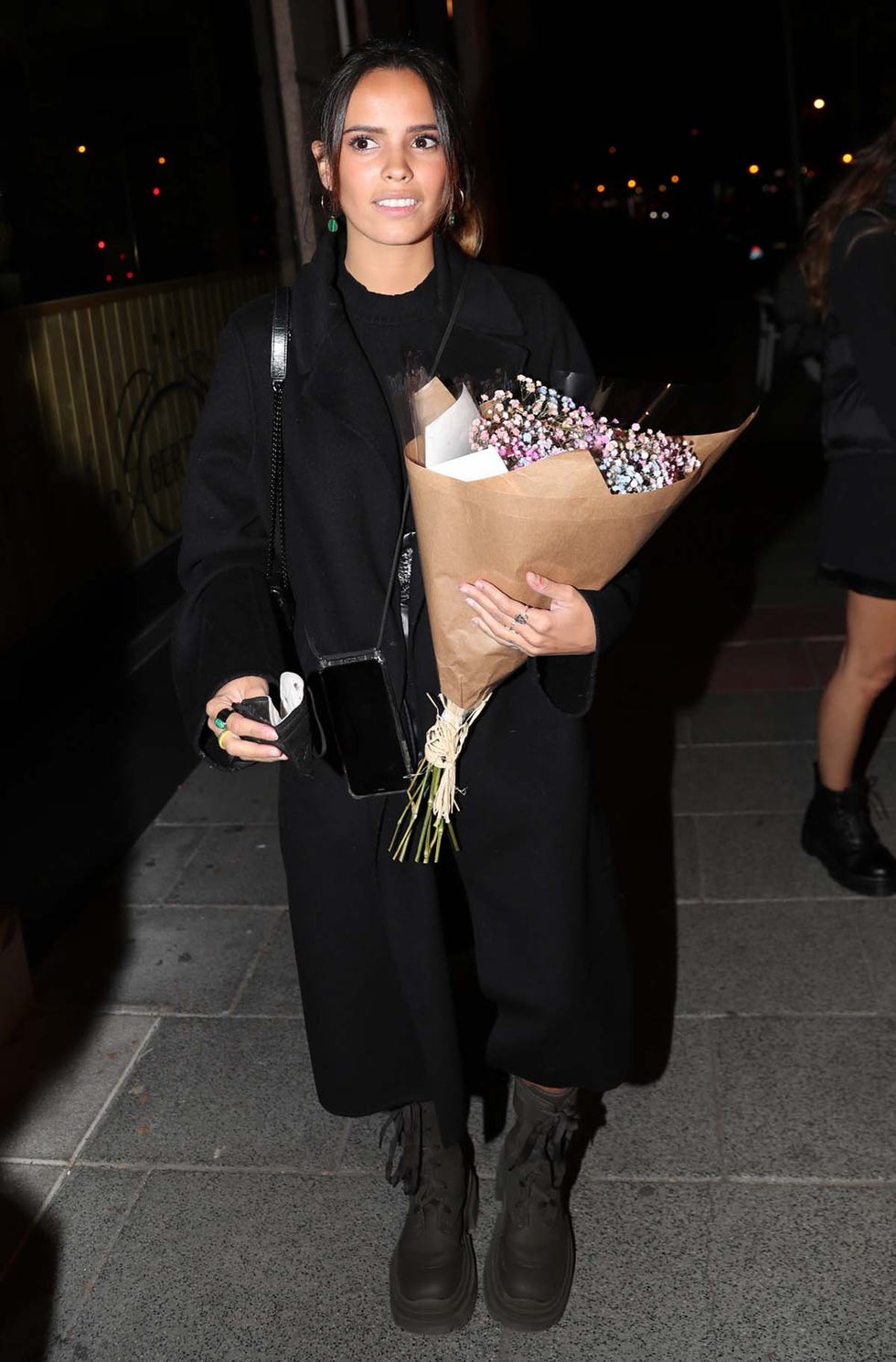 gloria camila en madrid con un ramo de flores