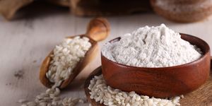米粉は、その名のとおり、お米を細かく挽いて粉状にしたもの。日本では奈良時代からお団子やせんべい、和菓子などの材料として使われてきた馴染み深い食材です。この記事では、米粉の特徴や種類、小麦粉との違い、米粉を使うメリットやおすすめレシピについて、菜食コンサルタントが解説。