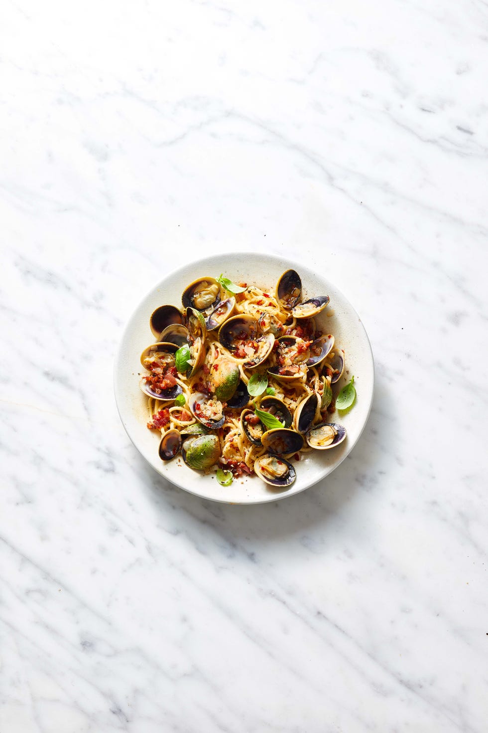 spaghetti with clams and bacon crumbs