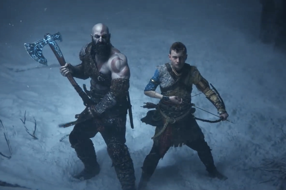 dieu de la guerre ragnarok, un père et son fils se tiennent côte à côte dans la neige face à un ennemi avec une hache, un arc et des flèches