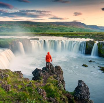 toerist bij waterval godafoss op ijsland