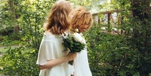 Twee vrouwen in bruidsjurk op hun huwelijksdag.