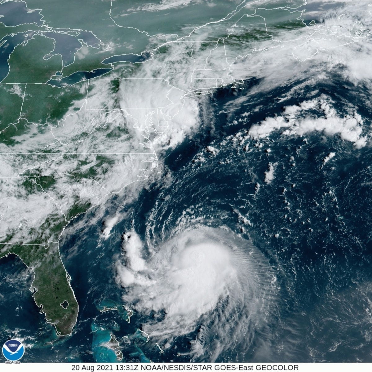 Op deze satellietfoto is te zien hoe tropische storm Henri in de ochtend van 20 augustus langs de kust van Florida trekt Hoewel orkanen af en toe de noordoostkust van de VS bereiken is dat tamelijk zeldzaam