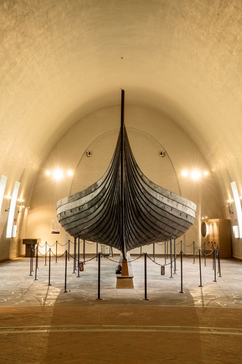 Het Gokstadschip moet rond 890 na Chr zijn gebouwd en werd zoals veel Vikingschepen of drakars uit deze tijd als scheepsgraf gebruikt Het zorgvuldig gerestaureerde schip is te bezichtigen in het museum Vikingschiphuis in Oslo