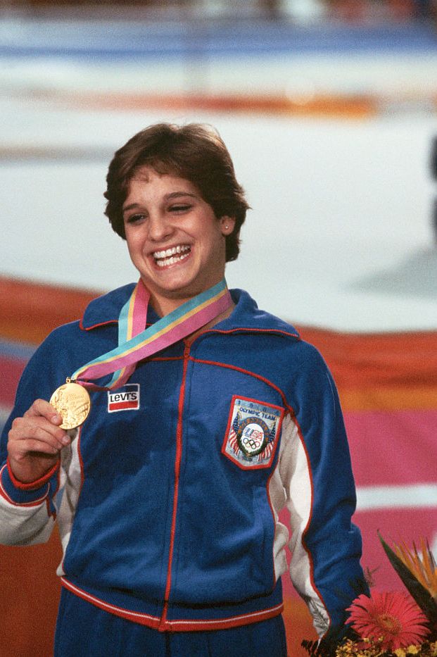 mary lou retton with her olympic medal