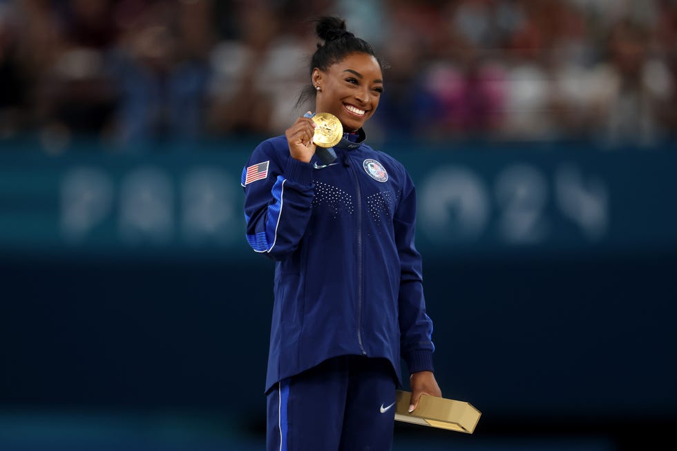 simone biles receiving her gold medal