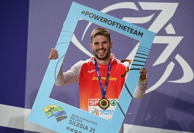 Óscar husillos posa para una foto con un marco de los world relays de silesia 2021