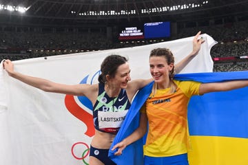 las atletas yaroslava mahuchikh y maría lasitske en tokio 2020