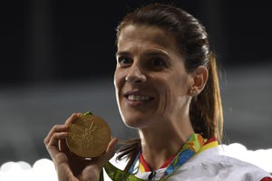 la saltadora ruth beitia posa con la medalla de oro de los juegos olímpicos de río 2016