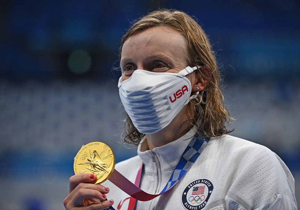 usa’s gold medallist kathleen ledecky poses after the final of the women’s 1500m freestyle swimming event during the tokyo olympic games on july 28, 2021