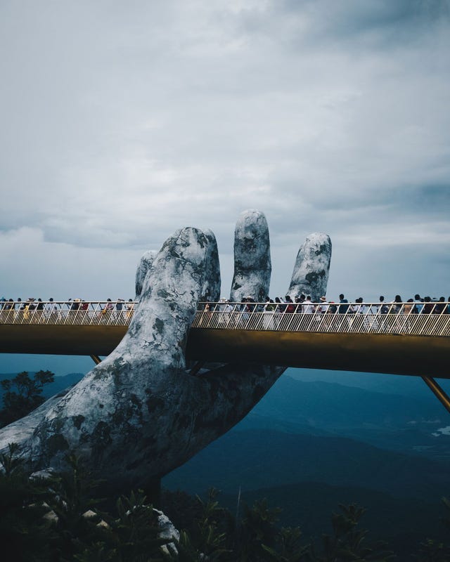 Cau Vang de golden bridge nabij Da Nang in Vietnam is pas geopend