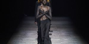 moda 2023 scopri tutte le gonne lunghe delle sfilate donna cioè i modelli da avere secondo le tendenze moda
