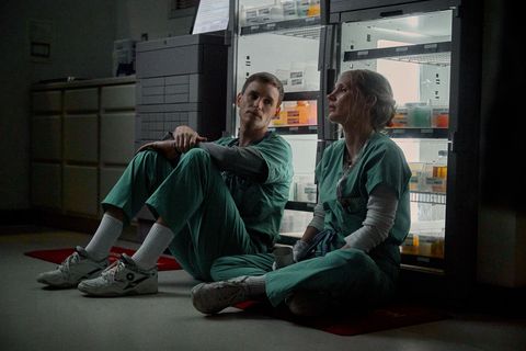 the good nurse 2022 l to r eddie redmayne as charlie cullen and jessica chastain as amy loughren cr jojo whilden  netflix