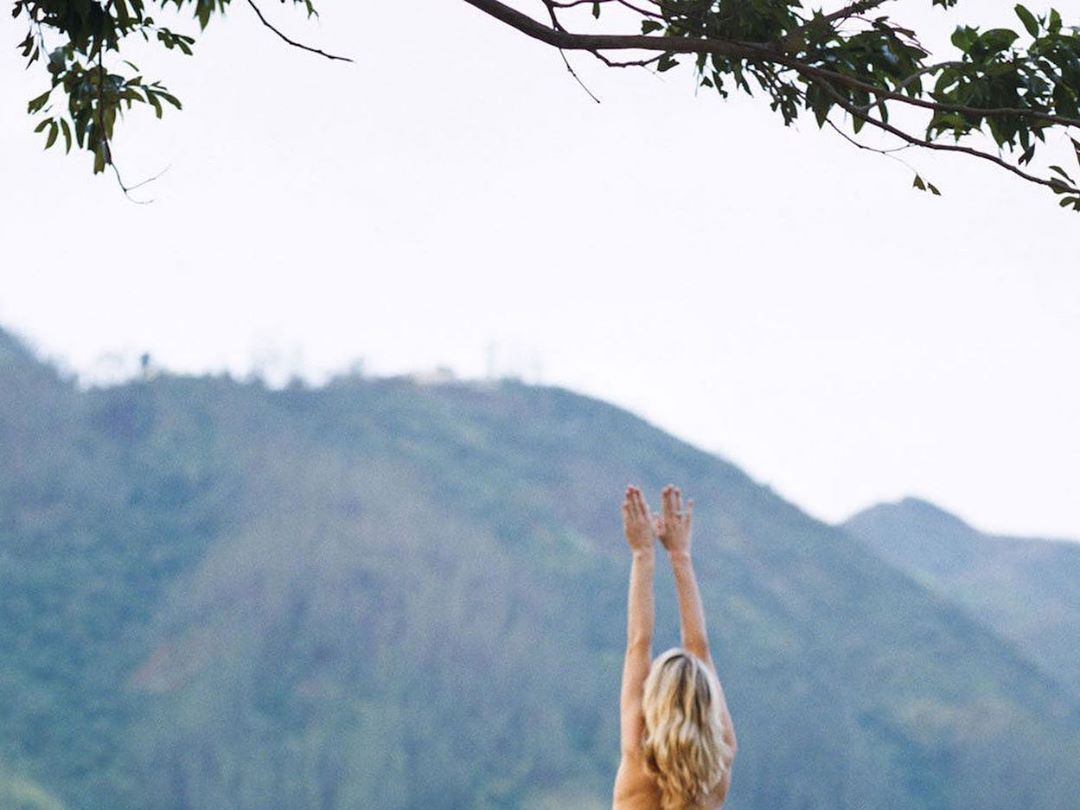 Naked Jungle Tribe Preggo - Fans Think Gwyneth Paltrow Is Naked In Goop's Instagram Photo