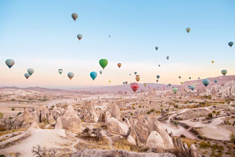Goreme National Park, Turkey NATIONAAL PARK GREME TURKIJEDe bizarre rotsformaties in dit park die ook wel feenschoorstenen worden genoemd zijn op zich al fascinerend Voeg daaraan toe dat al in de vierde eeuw kerken verblijfplaatsen en hele ondergrondse steden werden uitgehakt in dit zachte vulkanische gesteente en het wekt geen verbazing dat dit gebied in zijn geheel is uitgeroepen tot Unescowerelderfgoed Bezoekers kunnen musea winkels en hotels ontdekken in de onderkomens van de voormalige grotbewoners of ze kunnen van het schitterende landschap genieten in een heteluchtballon