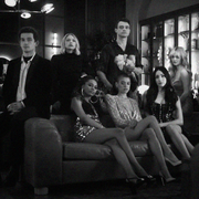 the cast of gossip girl in a still from the show, sitting on a couch