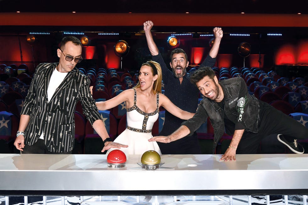 edurne posa con sus compañeros de 'got talent' risto mejide, santi millán y dani martínez