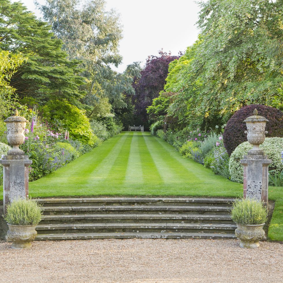 italianate estate in goudhurst, england design by jo thompson landscape garden design the expansive front lawn offers stillness amid the riotous borders