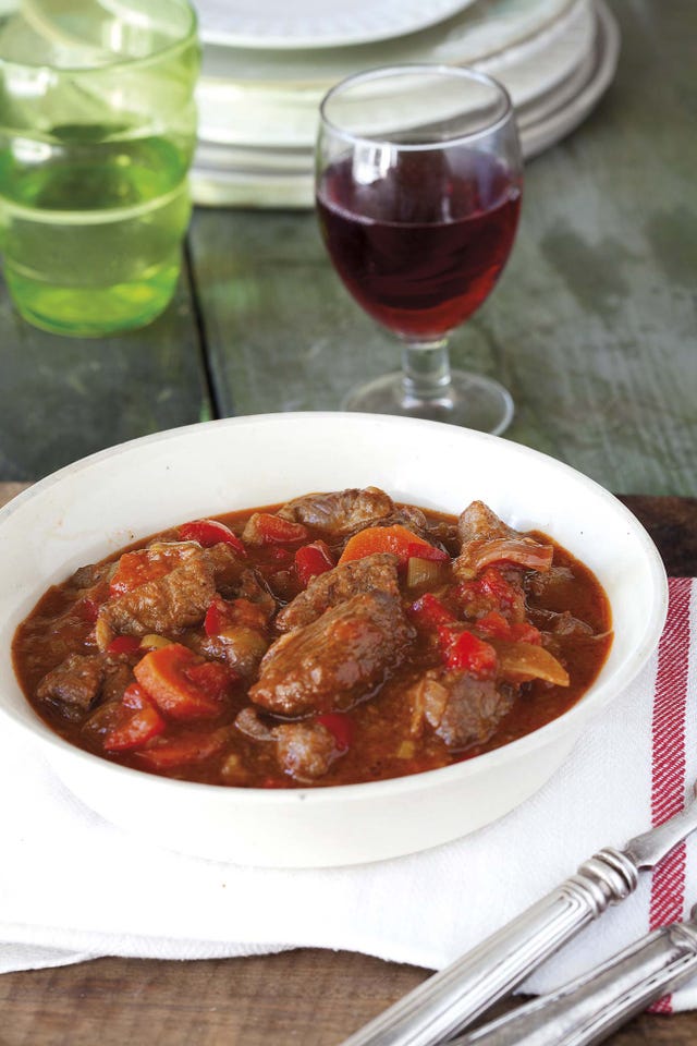 goulash o guiso de ternera con verduras