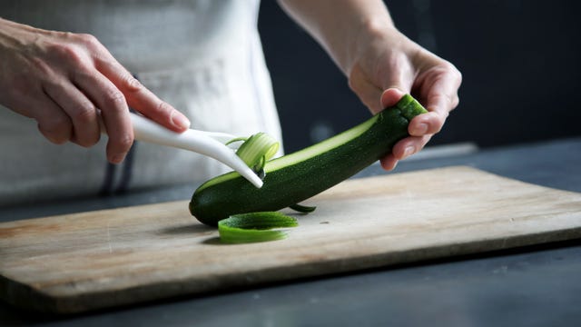 gourgette-snijden-schillen-vrouw