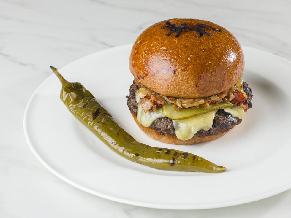 un plato con una hamburguesa completa con pan