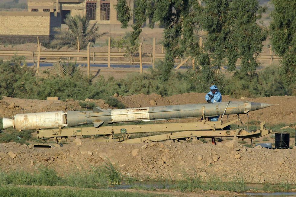 εμείς οι ειδικοί εκτονώνουν ένα σοβιετικό πύραυλο εδάφους-αέρος sa 2 για να τον εκραγούν ως μέρος των επιχειρήσεων εξουδετέρωσης εκρηκτικών μηχανισμών από τα στρατεύματά μας στη Βαγδάτη, 13 Αυγούστου 2003, εξουδετέρωση εκρηκτικών μηχανισμών, μηχανικοί του στρατού και ειδικοί από το οπλοστάσιο redstone του αμερικανικού στρατού διεξήγαγαν την απομάκρυνση του καυσίμου και βλήμα σε κατοικημένη περιοχή της ιρακινής πρωτεύουσας AFP photomaxim marmur photo credit θα πρέπει να διαβάσει το maxim marmurafp μέσω εικόνων Getty