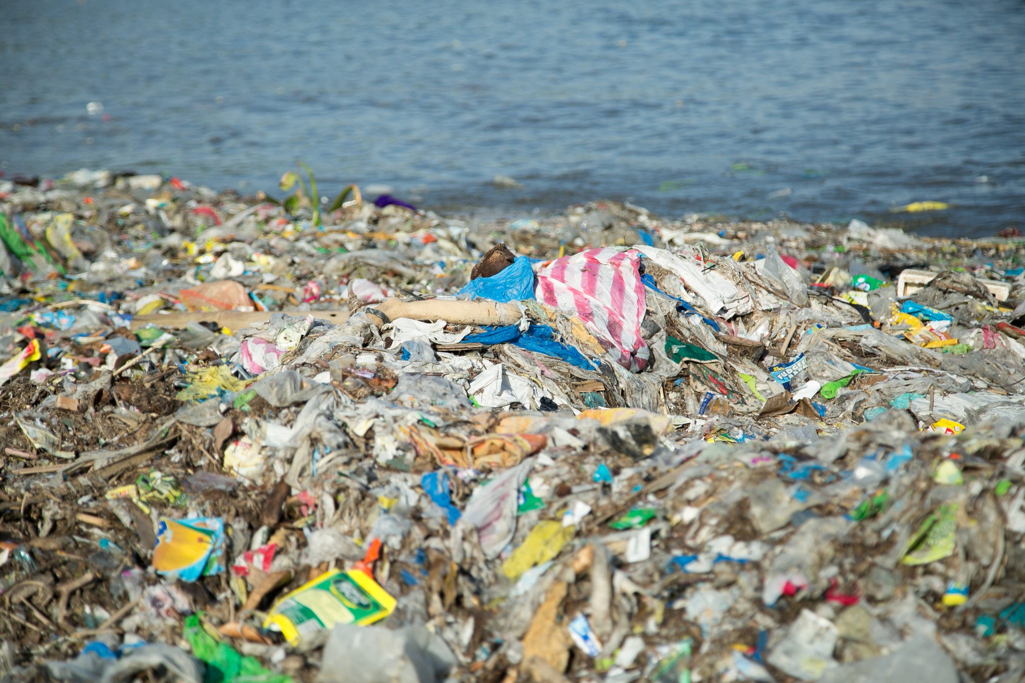 plastic op het strand van freedom island.﻿
