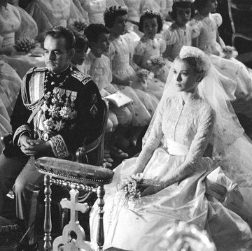 グレース・ケリーとモナコ大公レーニエ3世の結婚式でふたりが並んで座っているシーン