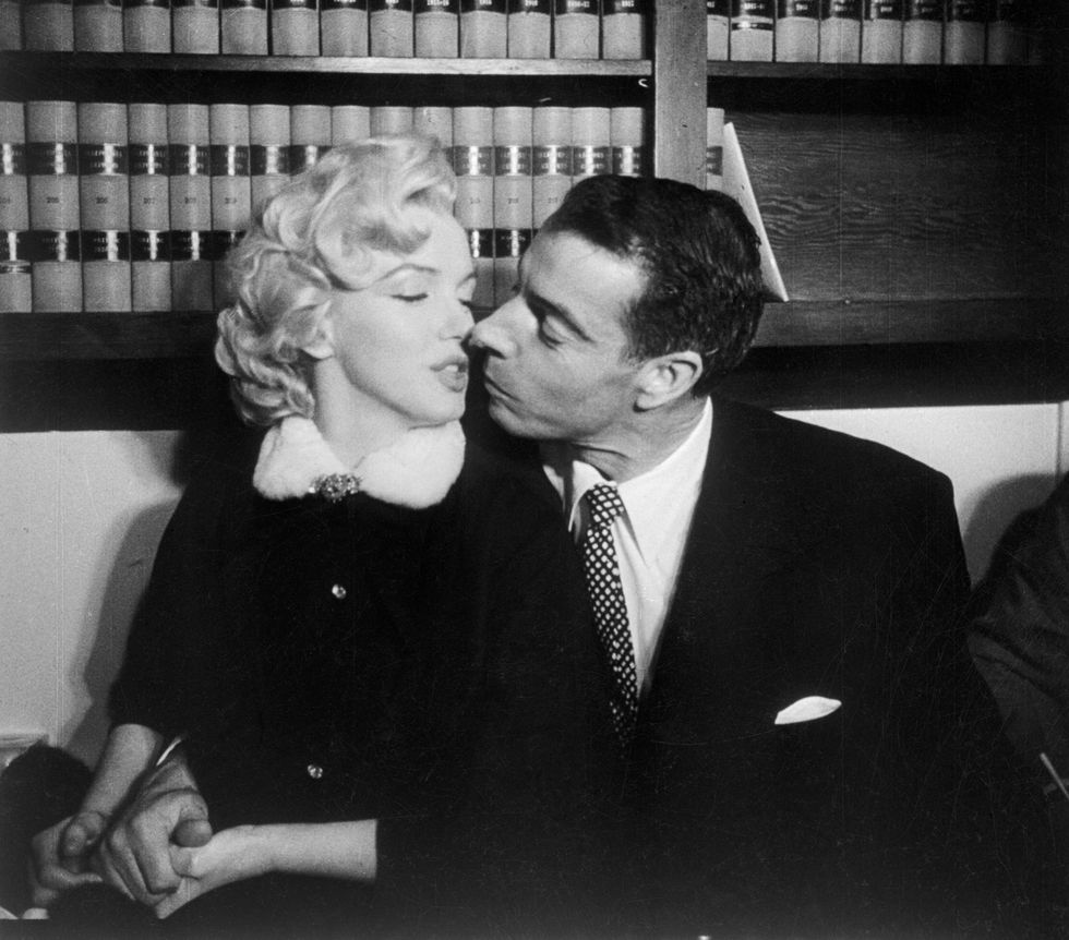 marilyn monroe and joe dimaggio kissing after marriage