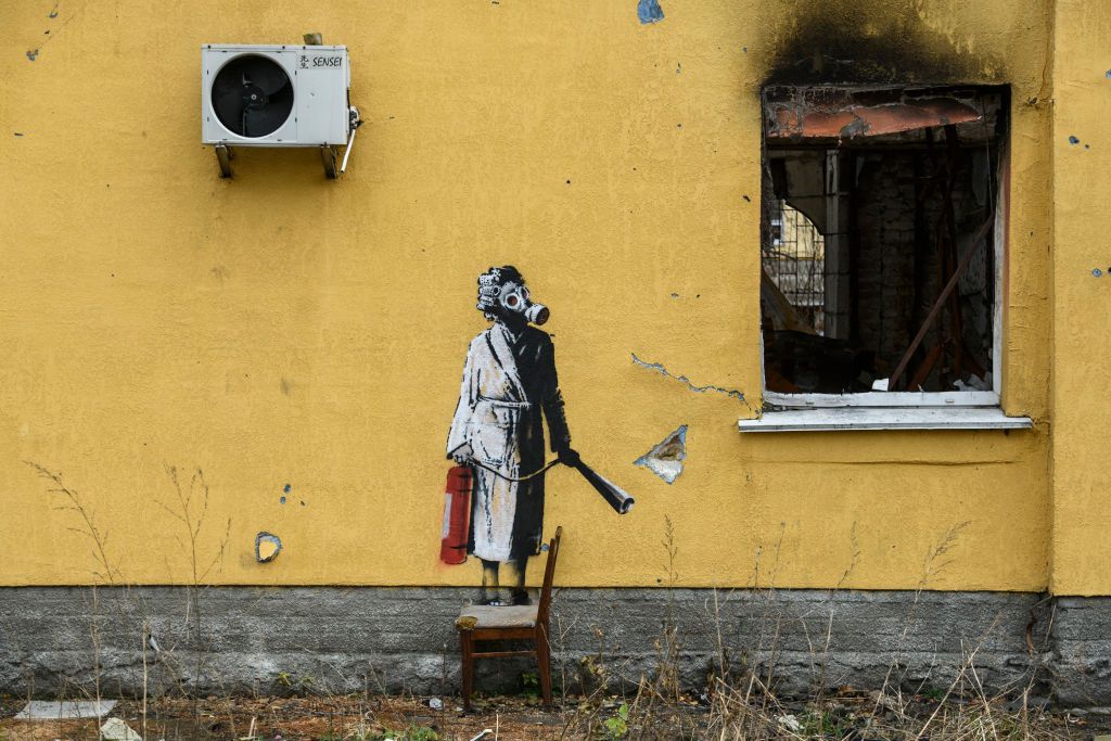やはりバンクシーだった！破壊されたウクライナの街に壁画が登場