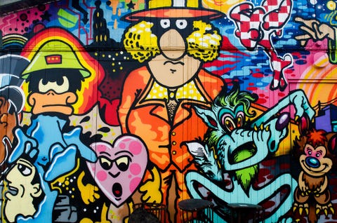 In de stad is graffiti de overheersende kunstvorm waarin niet alleen de cultuur van Denemarken en Kopenhagen wordt belicht maar ook cartoons en politieke figuren worden uitgebeeld De wijk Nrrebro is een van de beste plekken om dit soort kunst te vinden