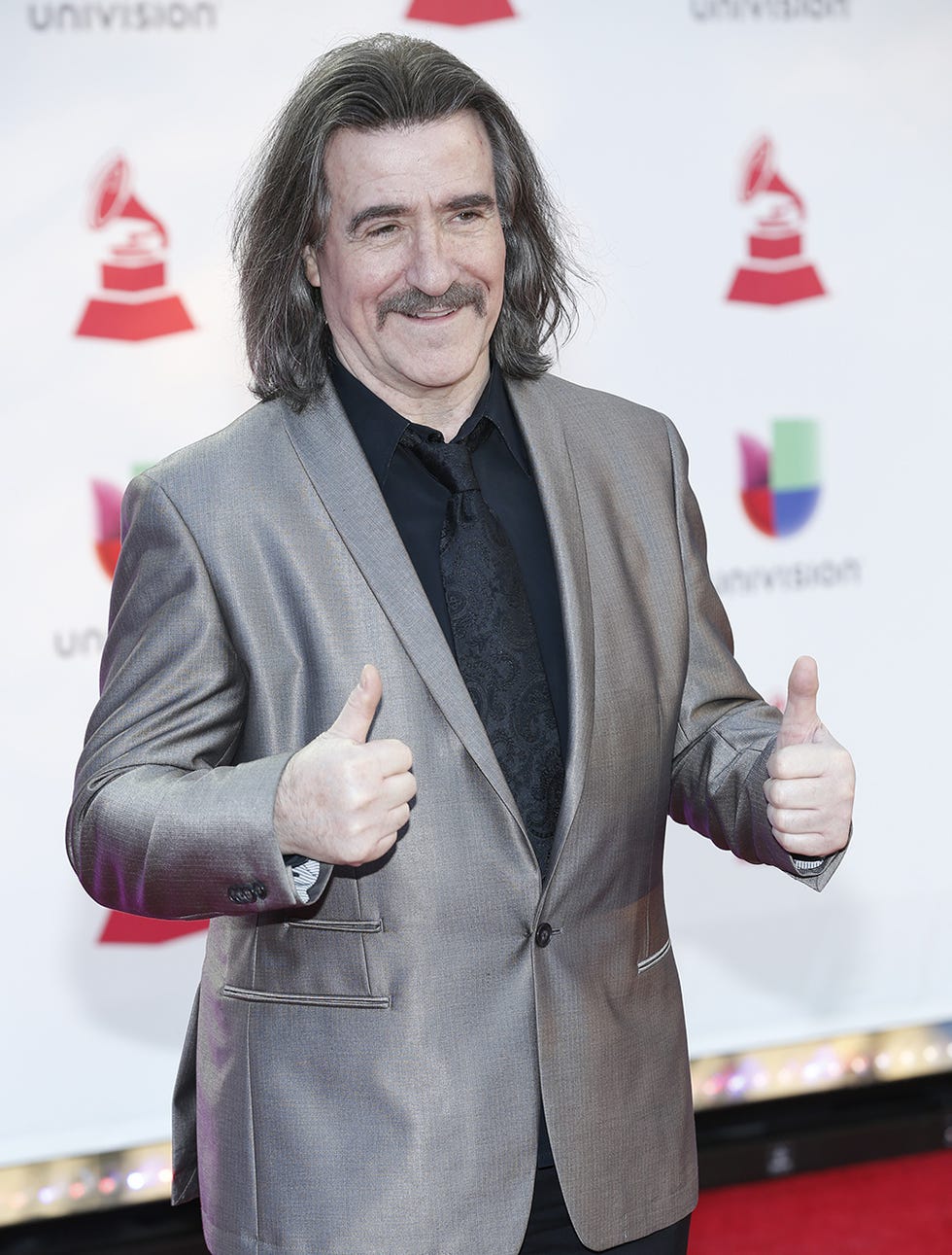 Green, Red, Gesture, Finger, Premiere, Event, Spokesperson, Hand, Thumb, Facial hair, 