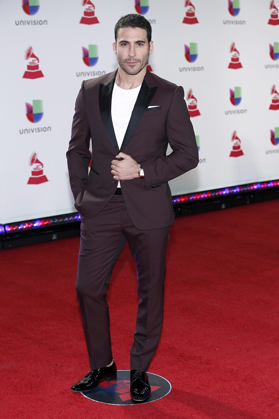 Red carpet, Carpet, Suit, Formal wear, Tuxedo, Flooring, Premiere, Event, Blazer, Tie, 