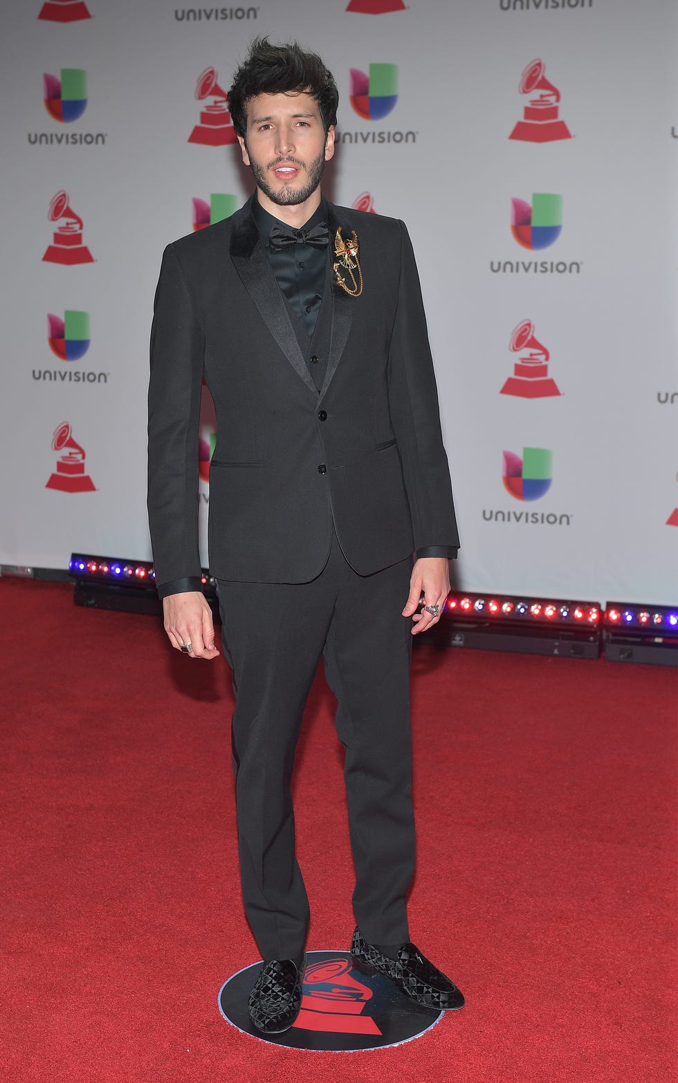 Suit, Red carpet, Carpet, Clothing, Formal wear, Tuxedo, Flooring, Outerwear, Event, Tie, 
