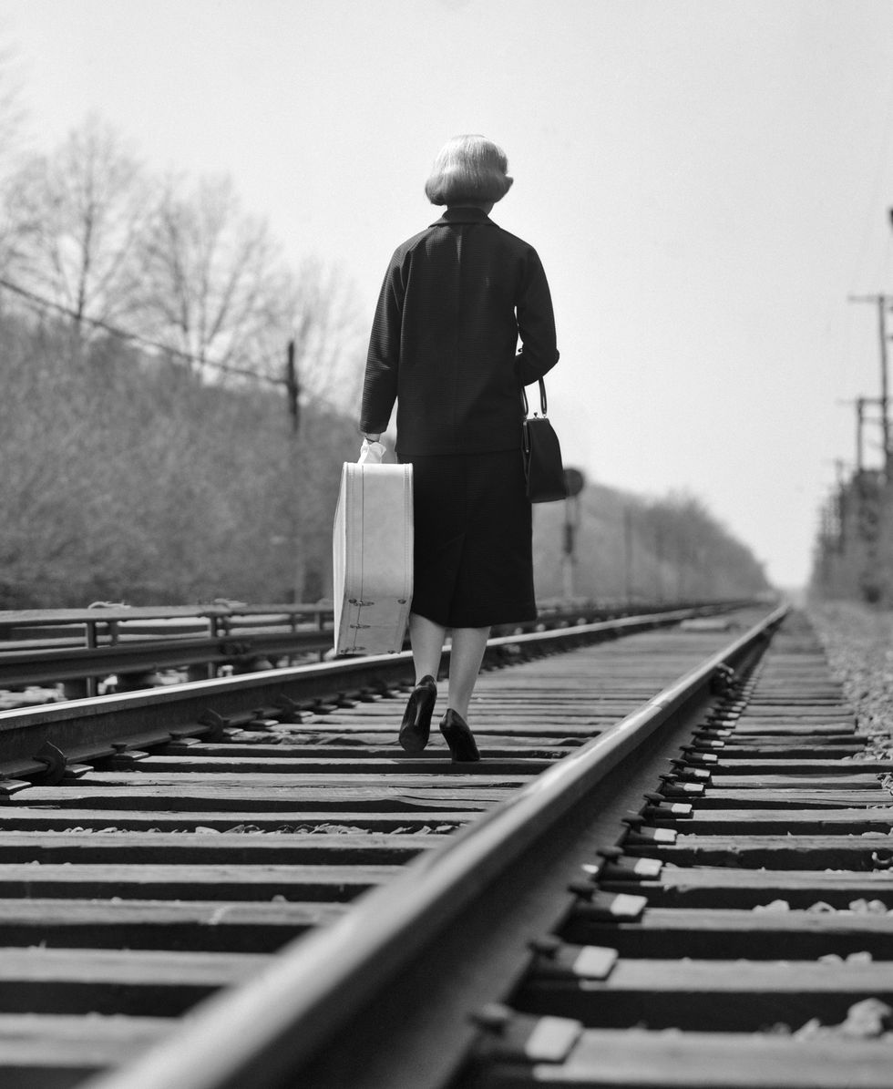 mujer caminando por la via del tren años 50 y 60